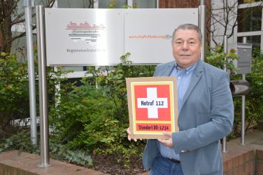 Horst Severin, Mitglied der CDU-Fraktion im RVR, präsentiert ein Beispiel der geplanten Beschilderung. (Foto: CDU-Ruhr)