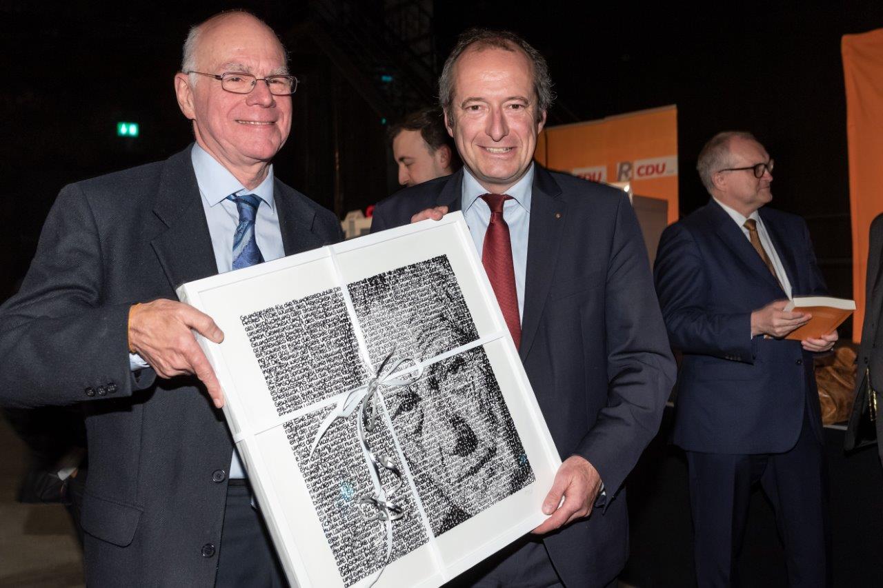 Oliver Wittke überreicht Norbert Lammert ein Geschenk der CDU Ruhr
